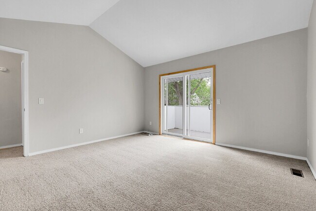 Building Photo - $2,600 - 3 Bed, 1.5 Bath Condo in Aurora w...