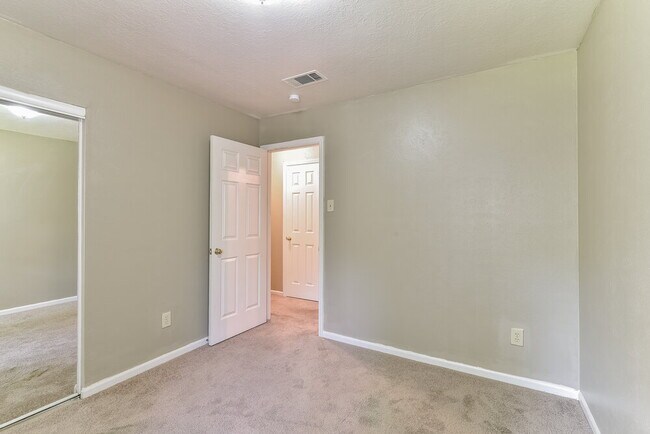 Building Photo - 23 Emery Cliff Pl