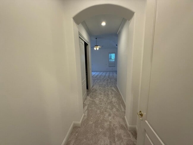 Building Photo - 10637 N Lochmoor Ln