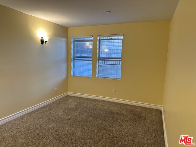 Building Photo - 122 N Clark Dr
