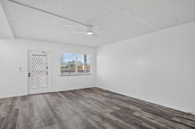 Building Photo - 3045 Cornwall C