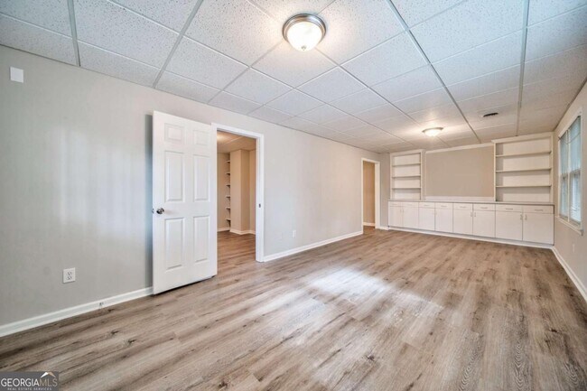 Building Photo - 2011 Town Lake Hills W