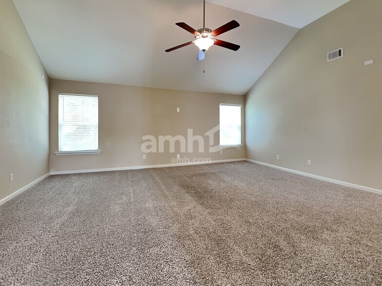 Building Photo - 122 Green Paddock Cir