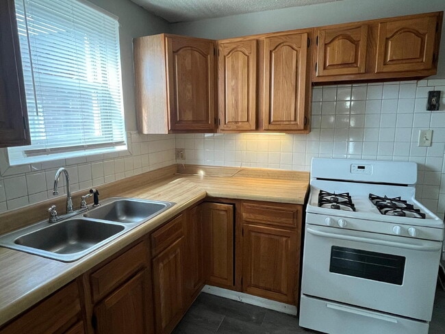 Building Photo - "Charming 3-Bed, 1 bath Retreat with Beautiful Floors on Laura Avenue!"