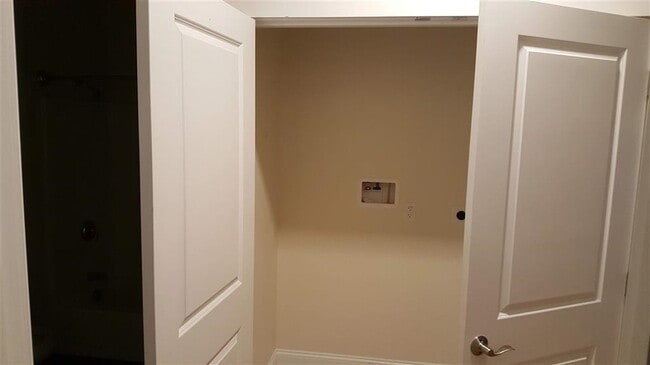 Building Photo - 2 Silver St