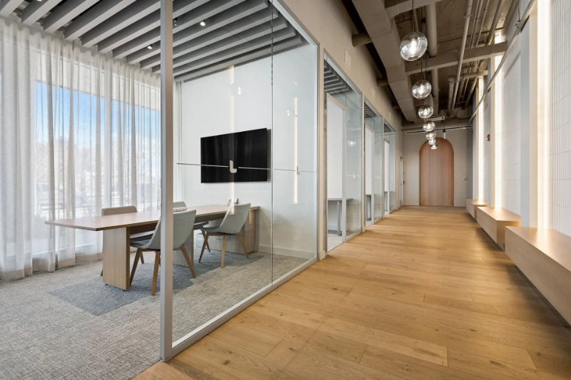 Building Photo - 565 S Damen Ave