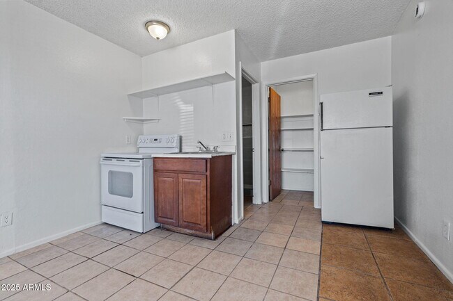 Building Photo - 576 N San Marcos Dr