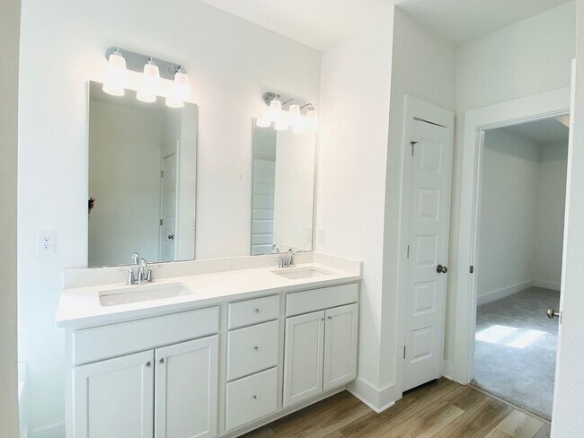 Building Photo - Over 2,000 Sq Ft! 4BR Home w/ En Suite Guest Room