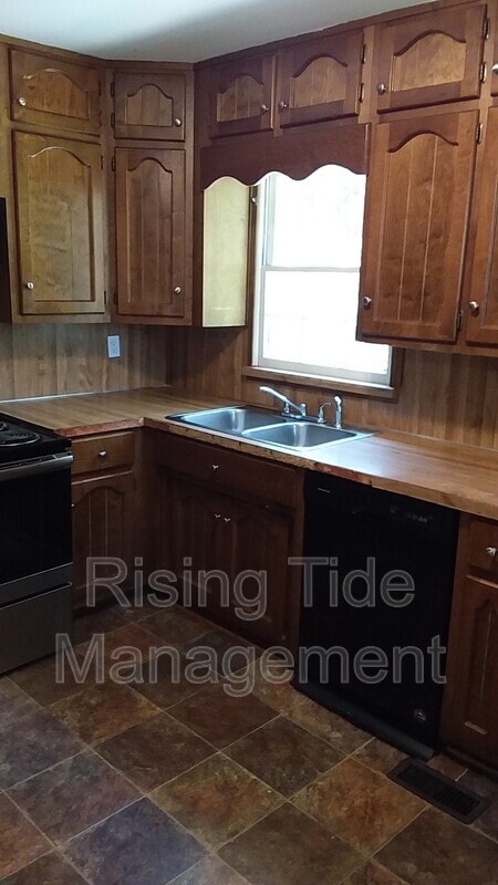 Building Photo - 825 Sherwood Forest Dr