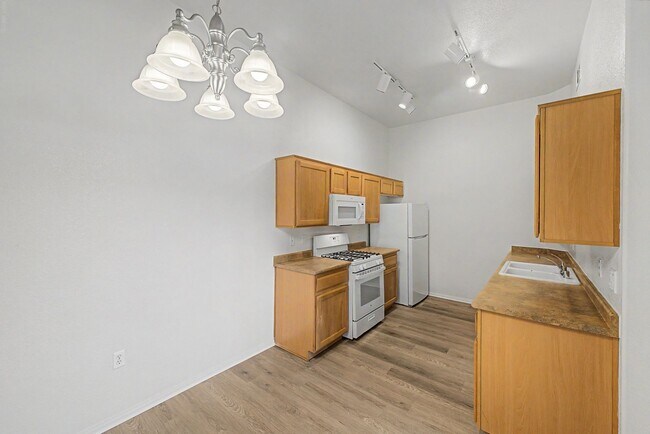 Building Photo - Gated 3 Bedroom condo located just off 215 & Eastern!