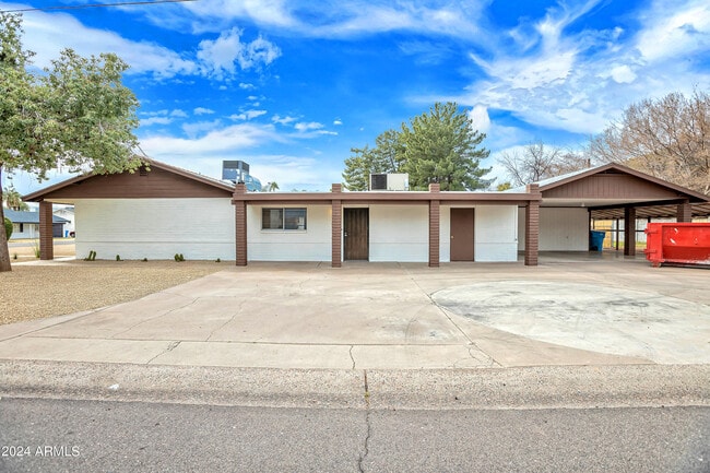 Building Photo - 922 E Orange Dr
