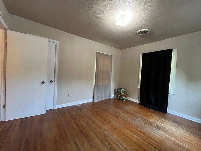 Building Photo - 728 N Marion Ave
