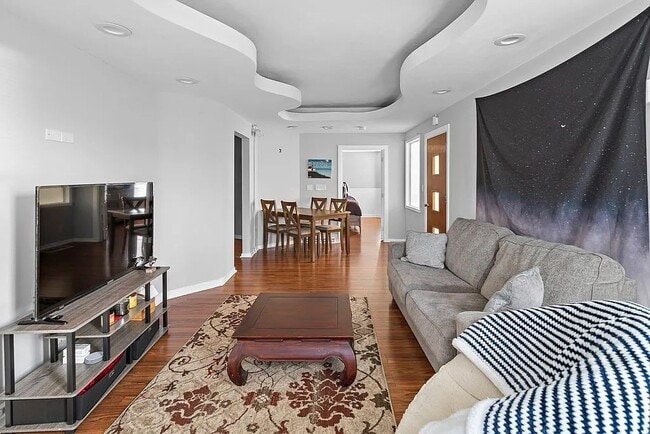 Building Photo - 364 Main St