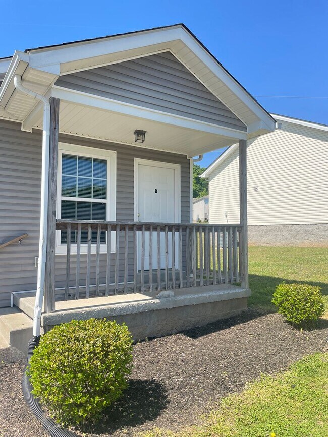 Building Photo - HALF OFF ONE MONTH AT 397B LOWER STONE!