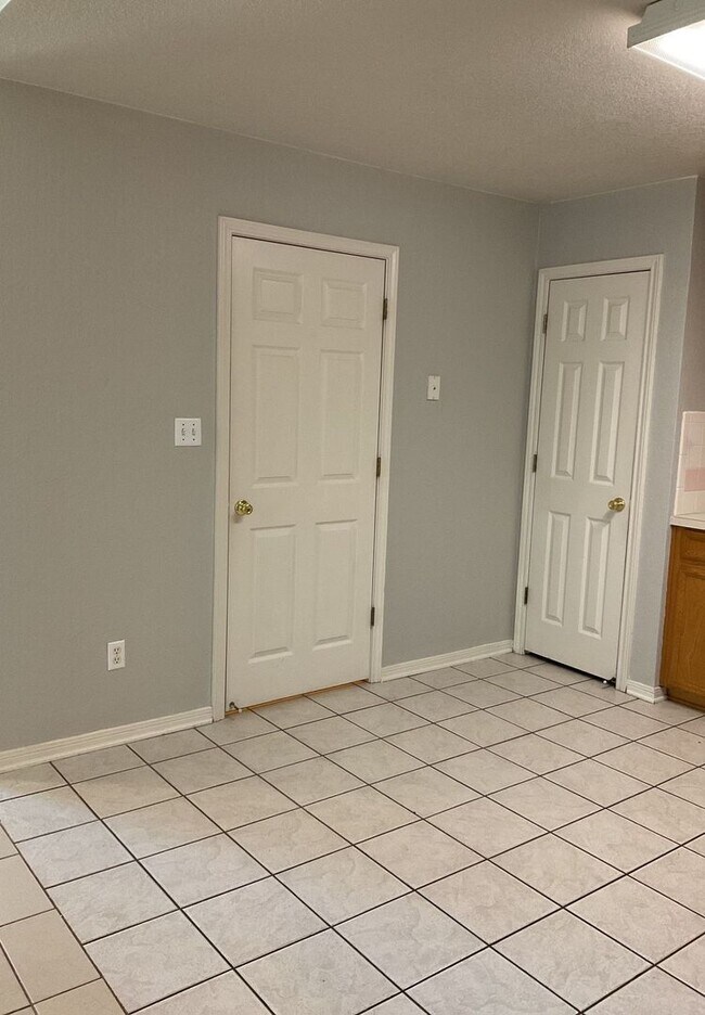 Building Photo - 3906 Hitchrock Dr