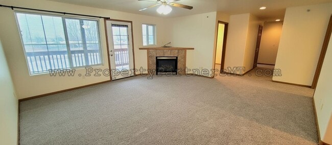 Building Photo - 3Bed 2Bath Apartment with Garage!