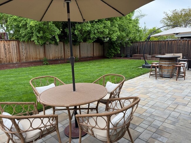 Building Photo - Beautiful 3 Bed 2.5 Bath Home in the Prune...