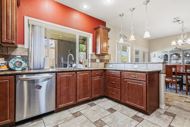 Building Photo - Prestine 4 bedroom home near the Golf Course