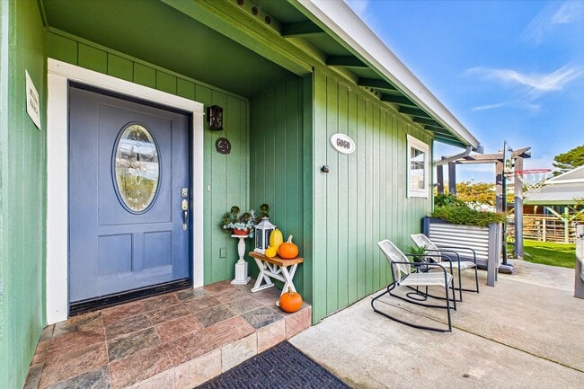 Building Photo - Custom Home on Property just outside of Eureka!