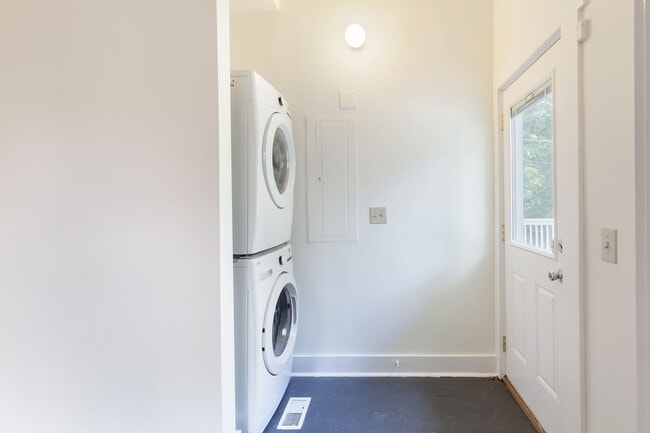 Building Photo - Charming 1920's Bungalow w/ Modern Upgrade...