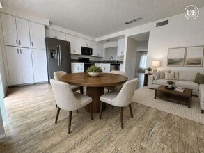 Building Photo - FOR RENT 2BD/1.5 BA/2 parkings/ Town House