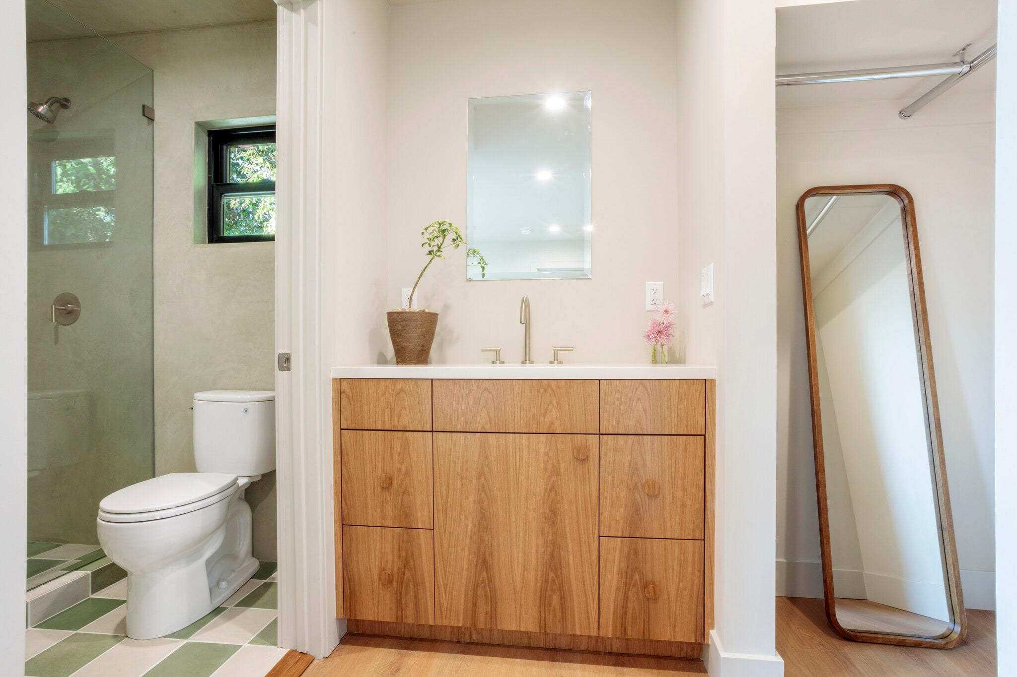 Building Photo - 6900 Willoughby Ave