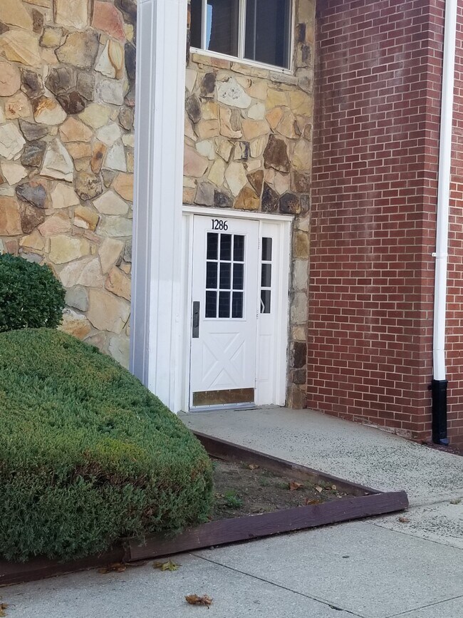 Building Photo - 1300 Rockland Ave