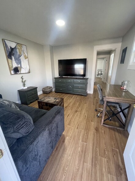 Building Photo - 1308 N Gladstone Ave