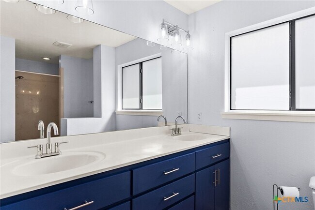 Building Photo - 204 Oak St