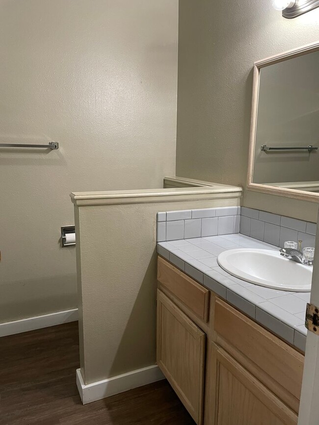 Building Photo - STUDENTS WELCOME! 5 Bedroom 3 Bathroom Sin...