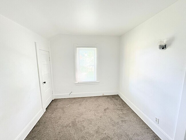 Building Photo - 1809 Oakwood Ave