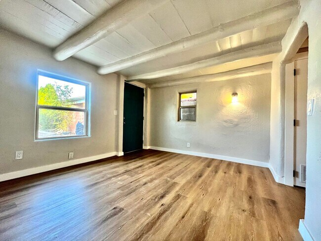 Building Photo - 422 Towner Ave NW