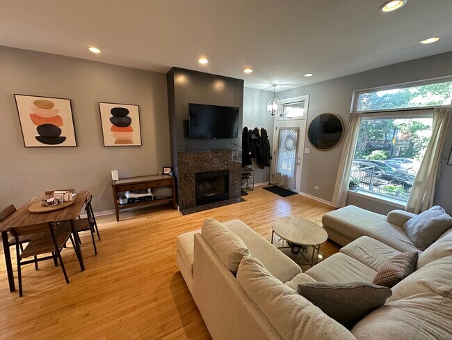 Building Photo - 957 W Montana St