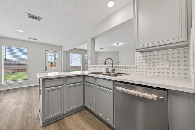 Building Photo - 6915 Great Oaks Shadow Dr