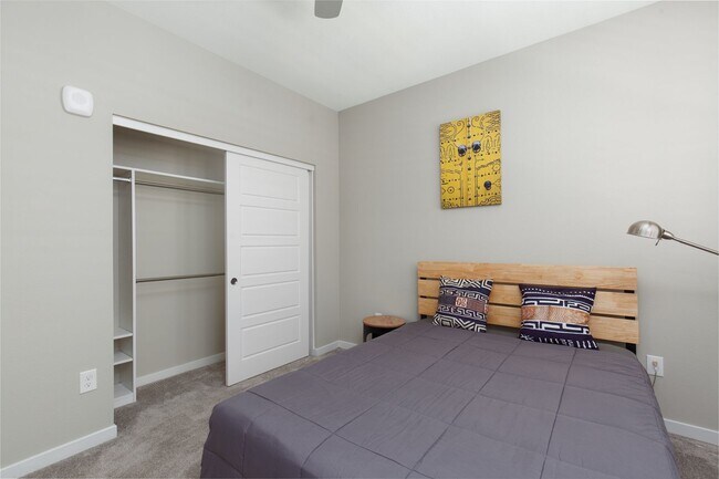 Building Photo - Fully furnished luxury townhome in Affinit...