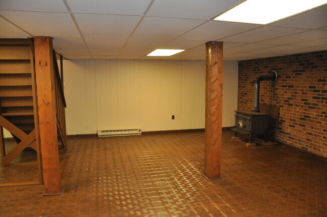 Building Photo - Sparkling Rambler in Park-like Setting on 10 Acres