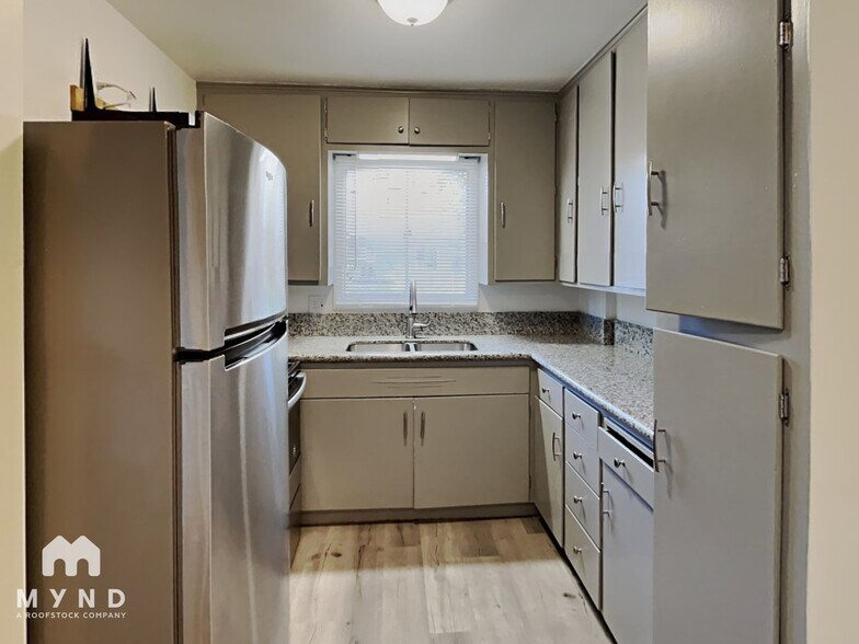 Building Photo - 220 Hillcrest Dr