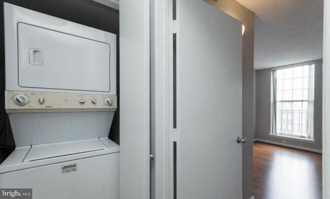 Building Photo - 1230 23rd St NW