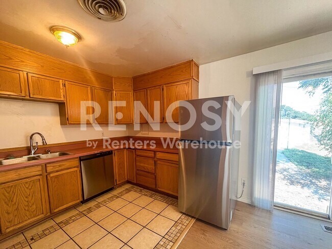 Building Photo - 5 Bed 2 Bath | Denver Home
