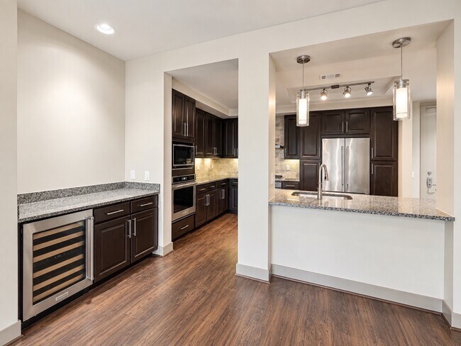 Building Photo - 10401 Town & Country Way