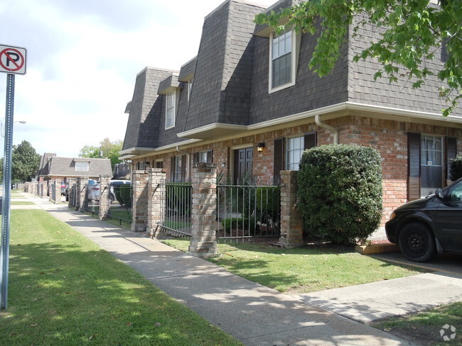 Building Photo - Metairie Plaza Apartments