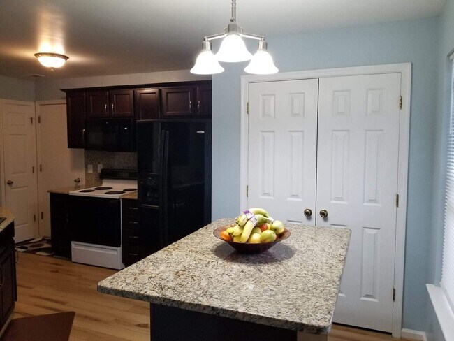 Building Photo - Wonderful 3 Bedroom 2 Bath Home with Garage in Quiet Williamsburg Community