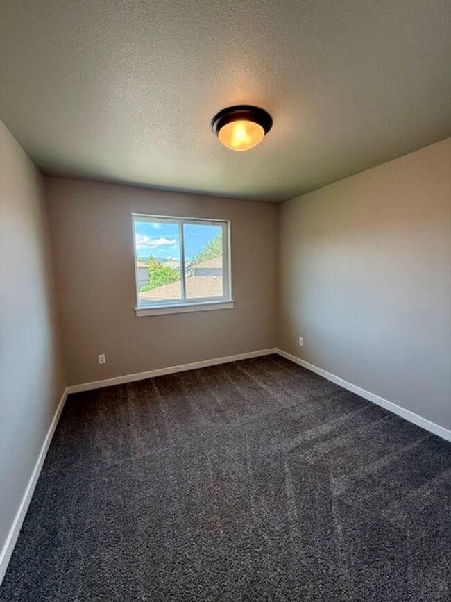 Building Photo - Beautiful 3-Bedroom Townhome in Purcell La...