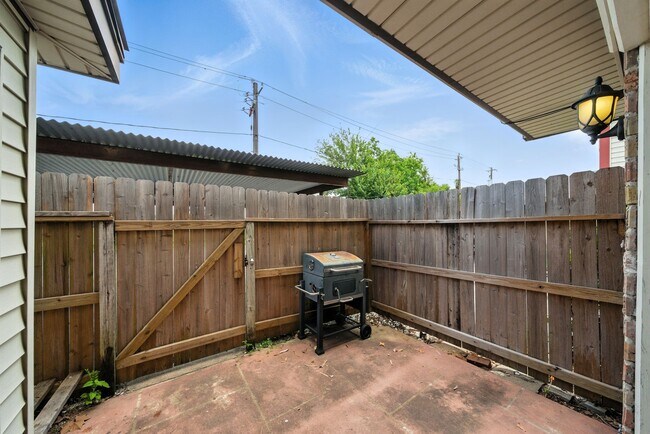 Building Photo - 10666 Hazelhurst Dr