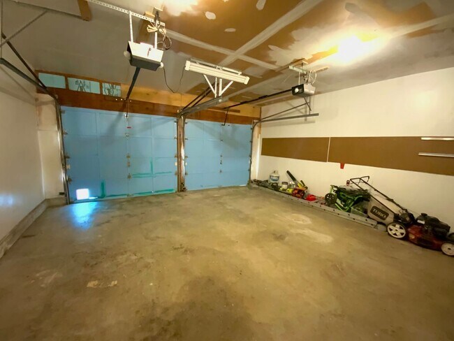 Building Photo - Stunning 4 Bedroom/2.5 bath- Move-In Ready Home with Private Backyard