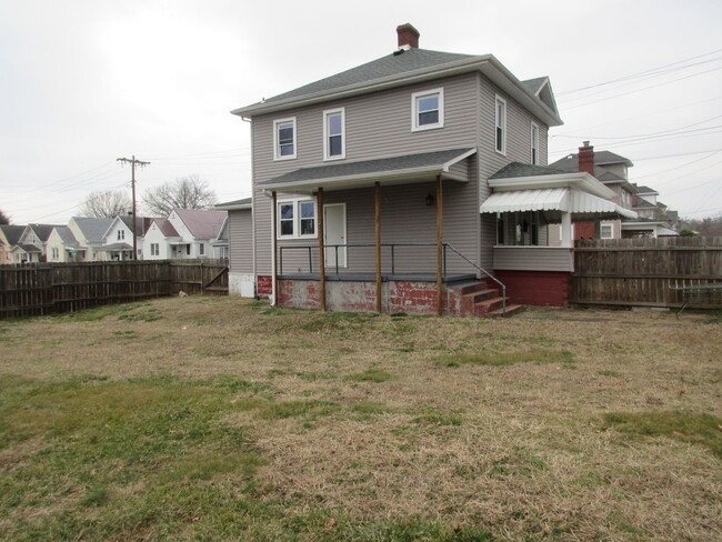 Building Photo - SPACIOUS 3 BEDROOM ON NORTHSIDE