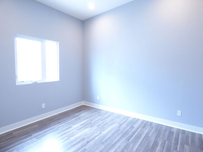 Building Photo - 1923 Holly Dr