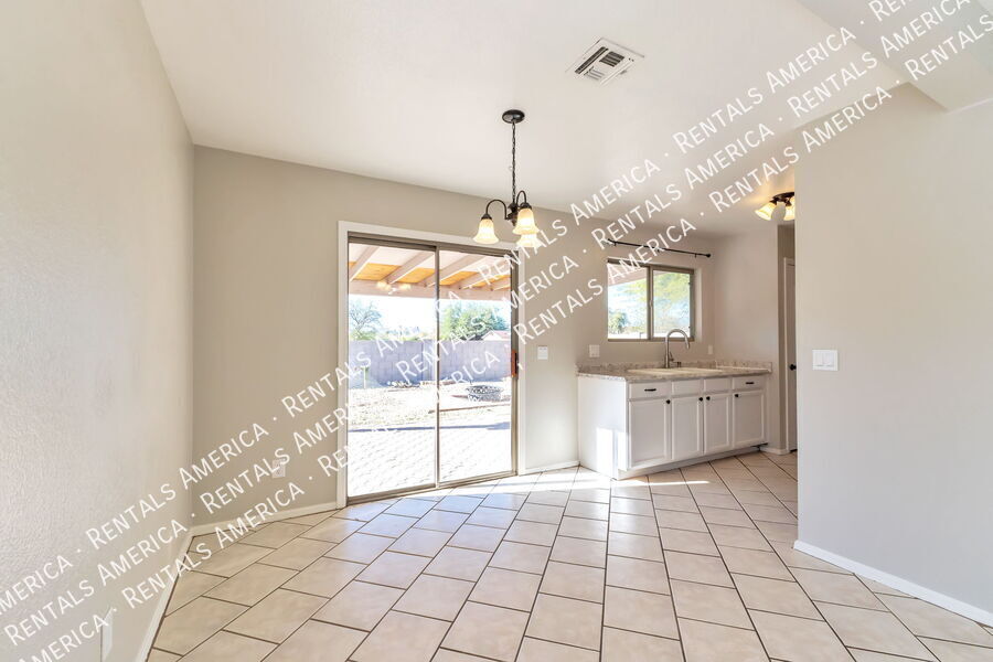 Building Photo - 6244 S Sarah Elizabeth Dr