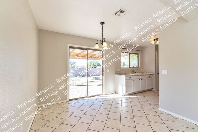 Building Photo - 6244 S Sarah Elizabeth Dr