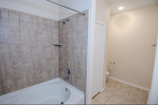 Building Photo - 2434 Heritage Ct